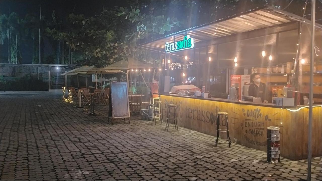 Hotel Sofia Juanda Surabaya Сидоарджо Екстериор снимка