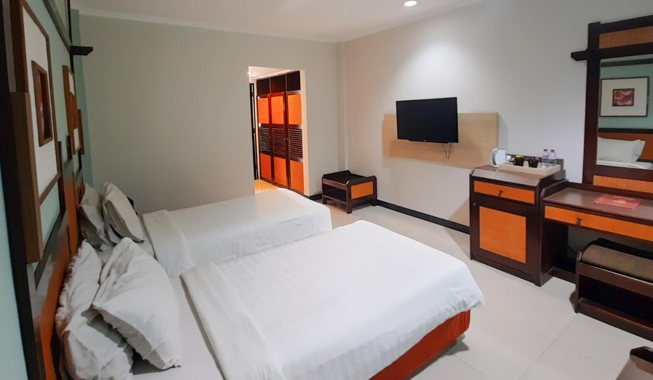 Hotel Sofia Juanda Surabaya Сидоарджо Екстериор снимка