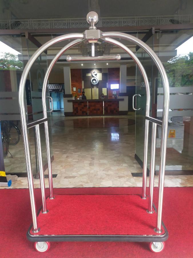 Hotel Sofia Juanda Surabaya Сидоарджо Екстериор снимка