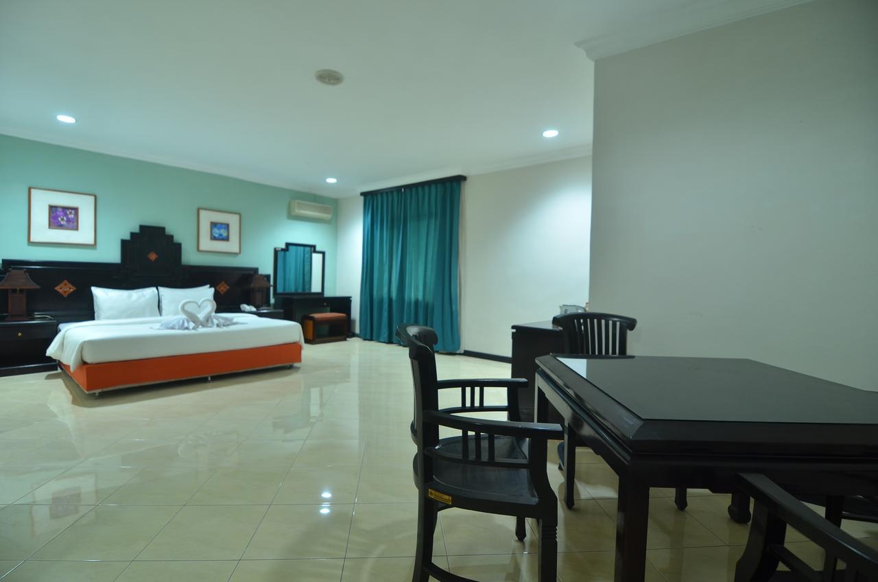 Hotel Sofia Juanda Surabaya Сидоарджо Екстериор снимка