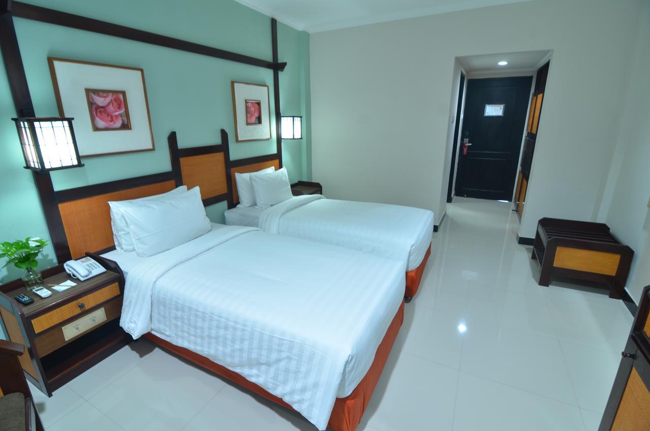 Hotel Sofia Juanda Surabaya Сидоарджо Екстериор снимка