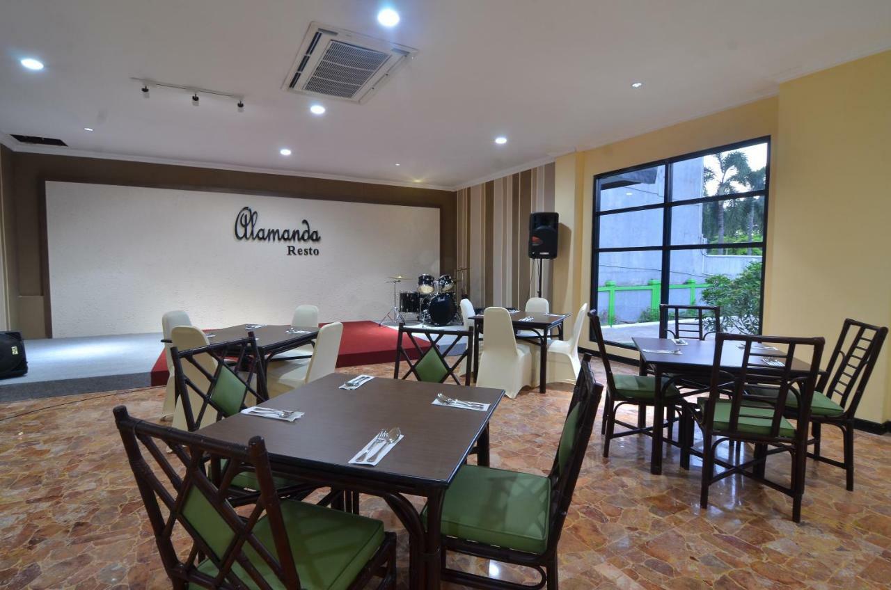 Hotel Sofia Juanda Surabaya Сидоарджо Екстериор снимка