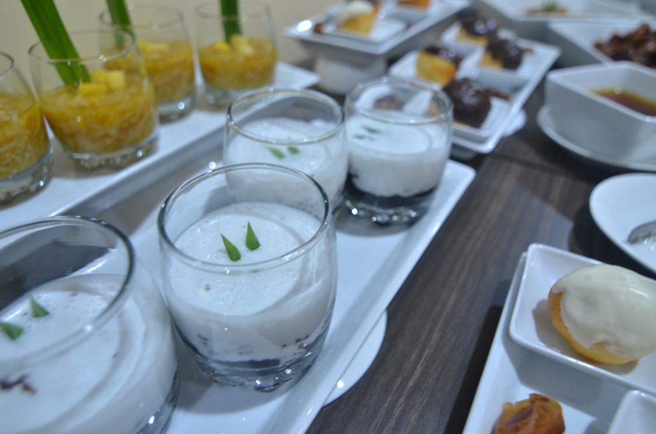 Hotel Sofia Juanda Surabaya Сидоарджо Екстериор снимка