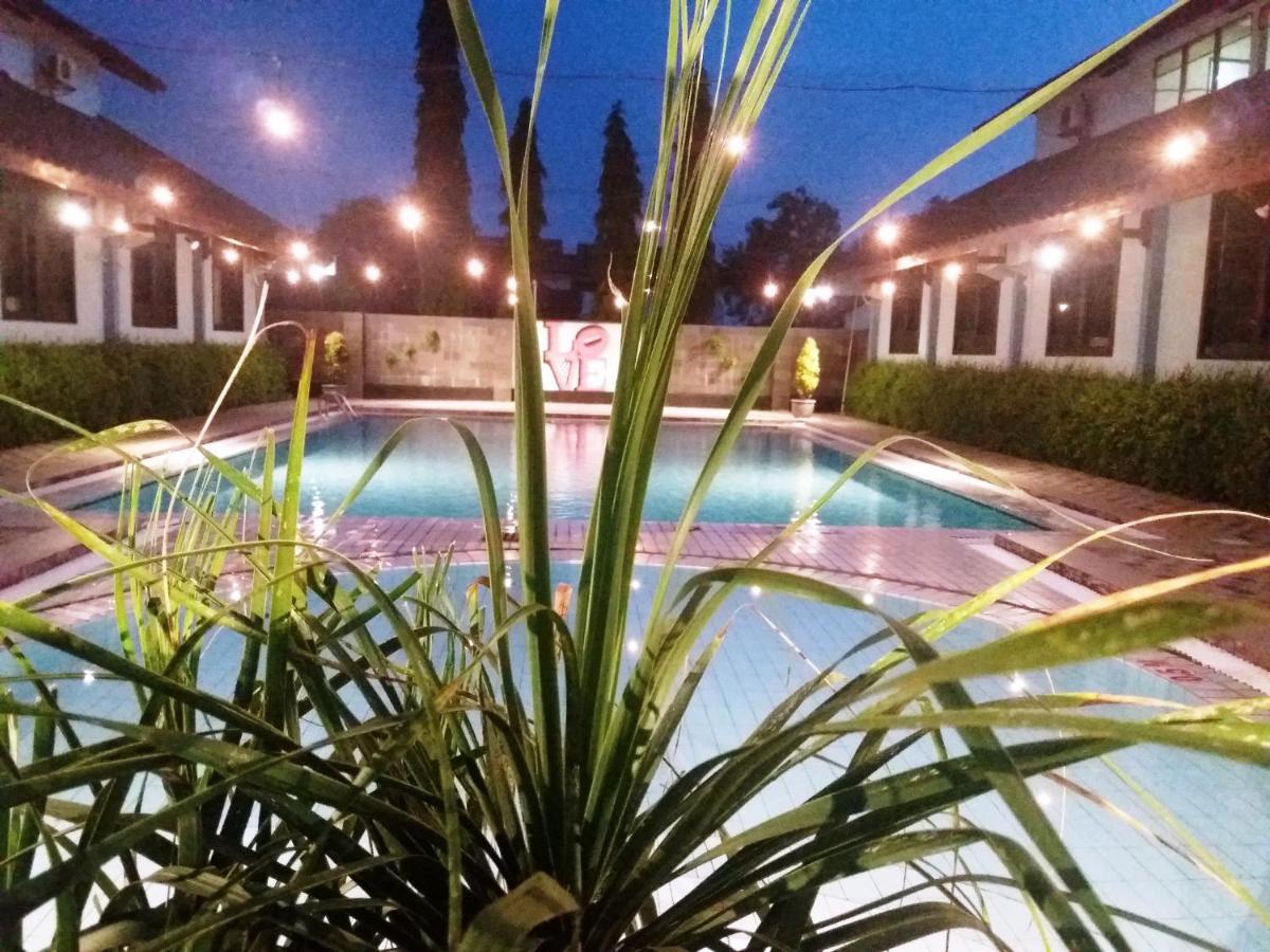 Hotel Sofia Juanda Surabaya Сидоарджо Екстериор снимка