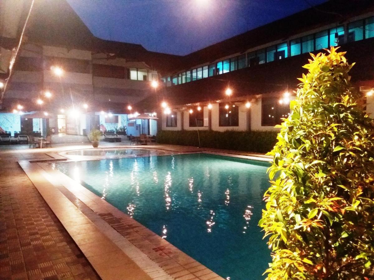 Hotel Sofia Juanda Surabaya Сидоарджо Екстериор снимка
